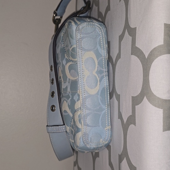 Light Blue Signature Coach purse. - Picture 4 of 8